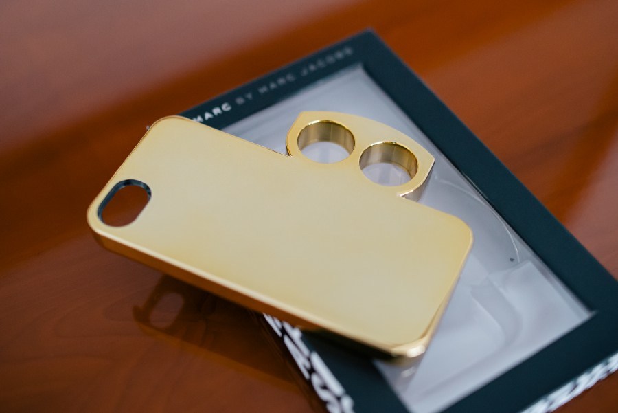 marc-jacobs-metallic-ring-iphone-5-case-gold-04